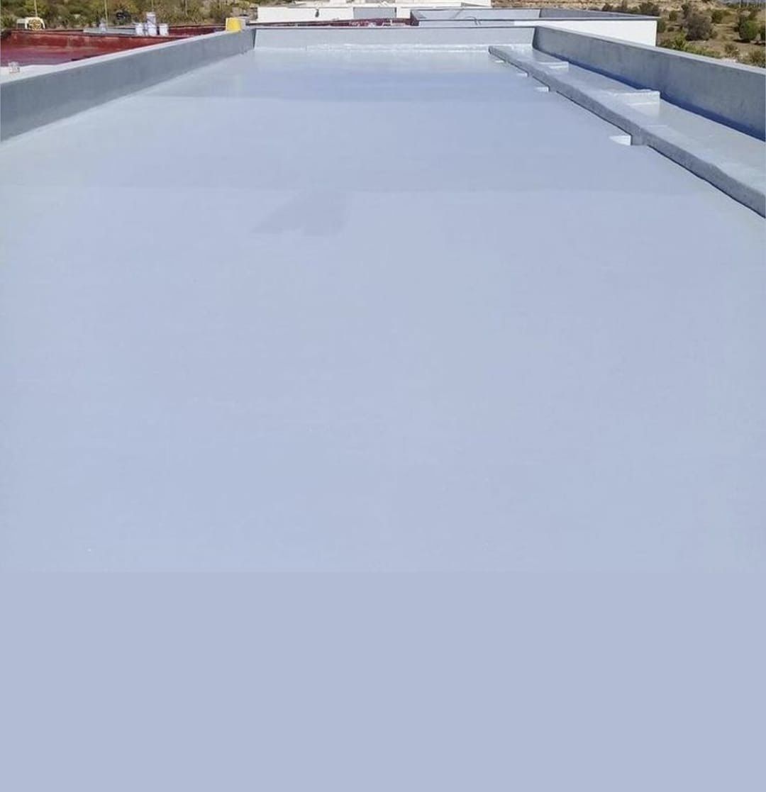 Una superficie de techo lisa, de color gris claro y recién pintada,.