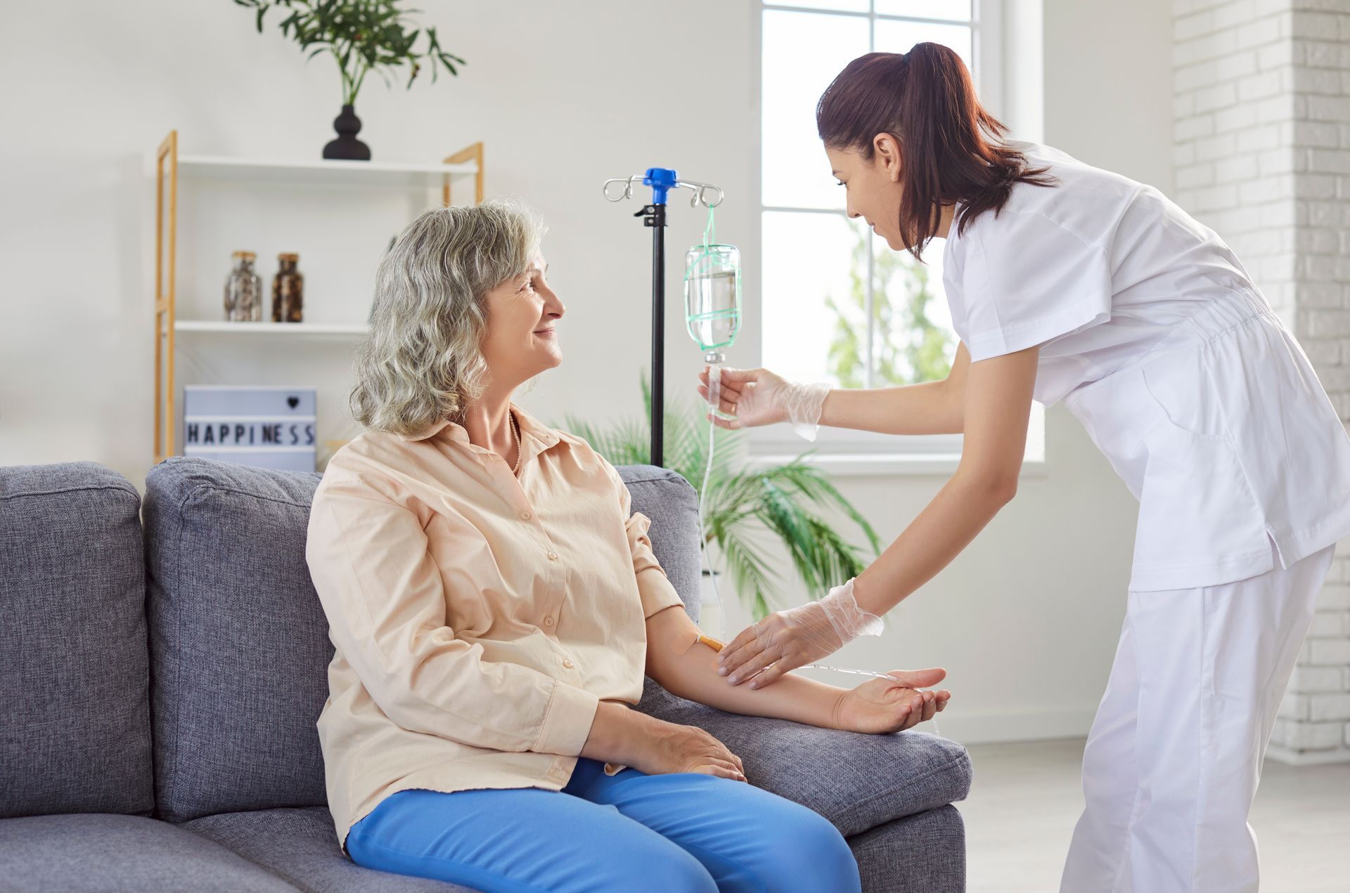 Une infirmière vérifie une injection