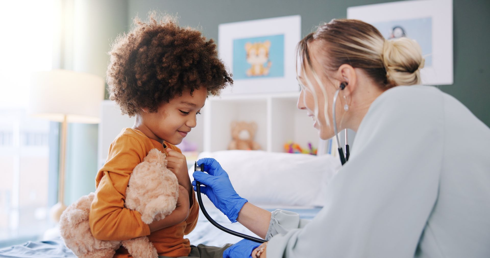 Une infirmière écoute le rythme cardiaque d'un enfant