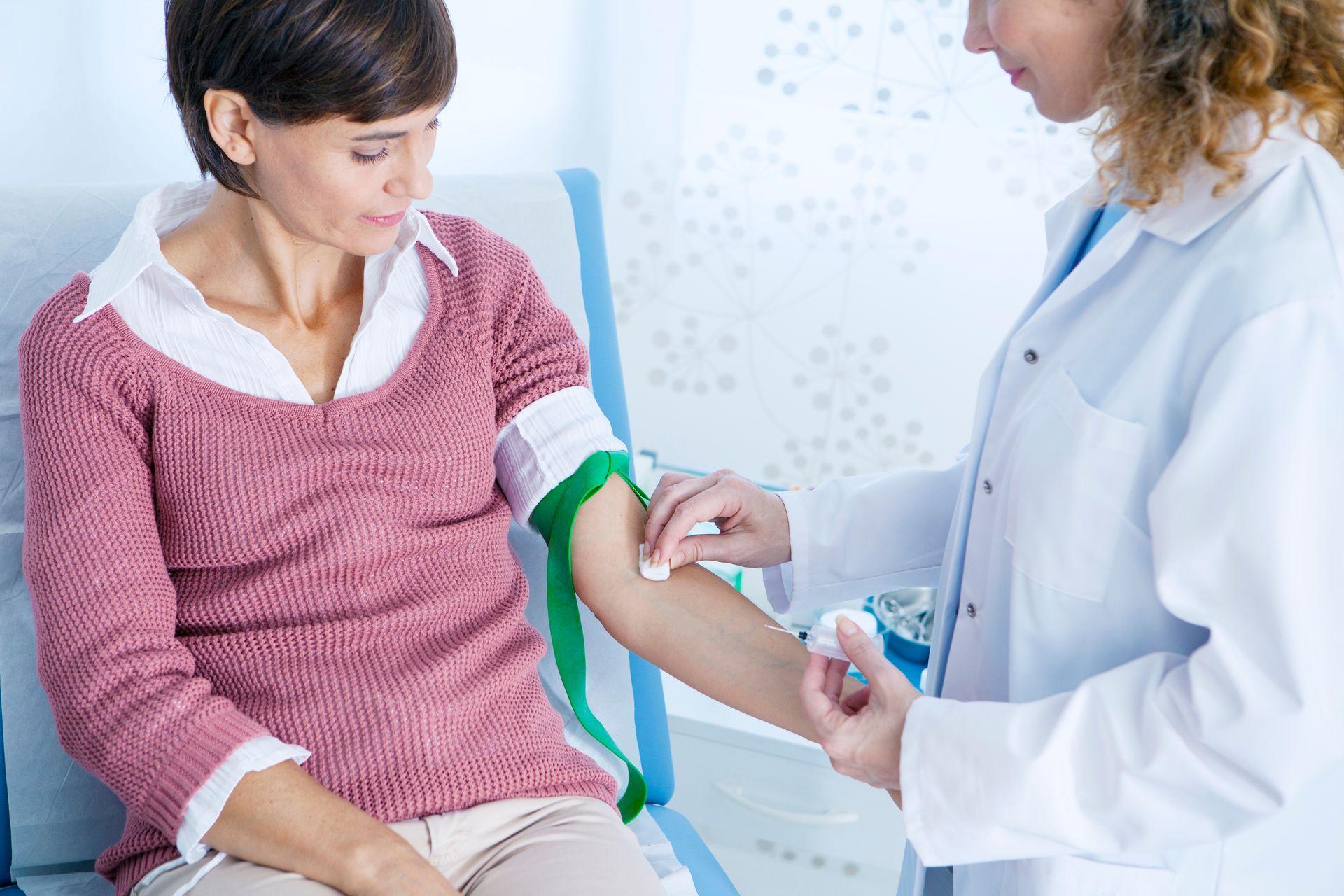 Une infirmière prépare une prise de sang