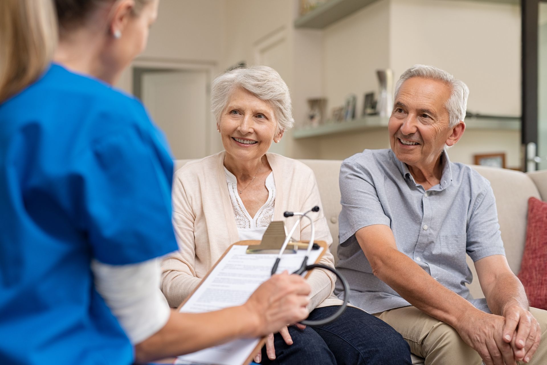 Une infirmière discute avec les proches de son patient