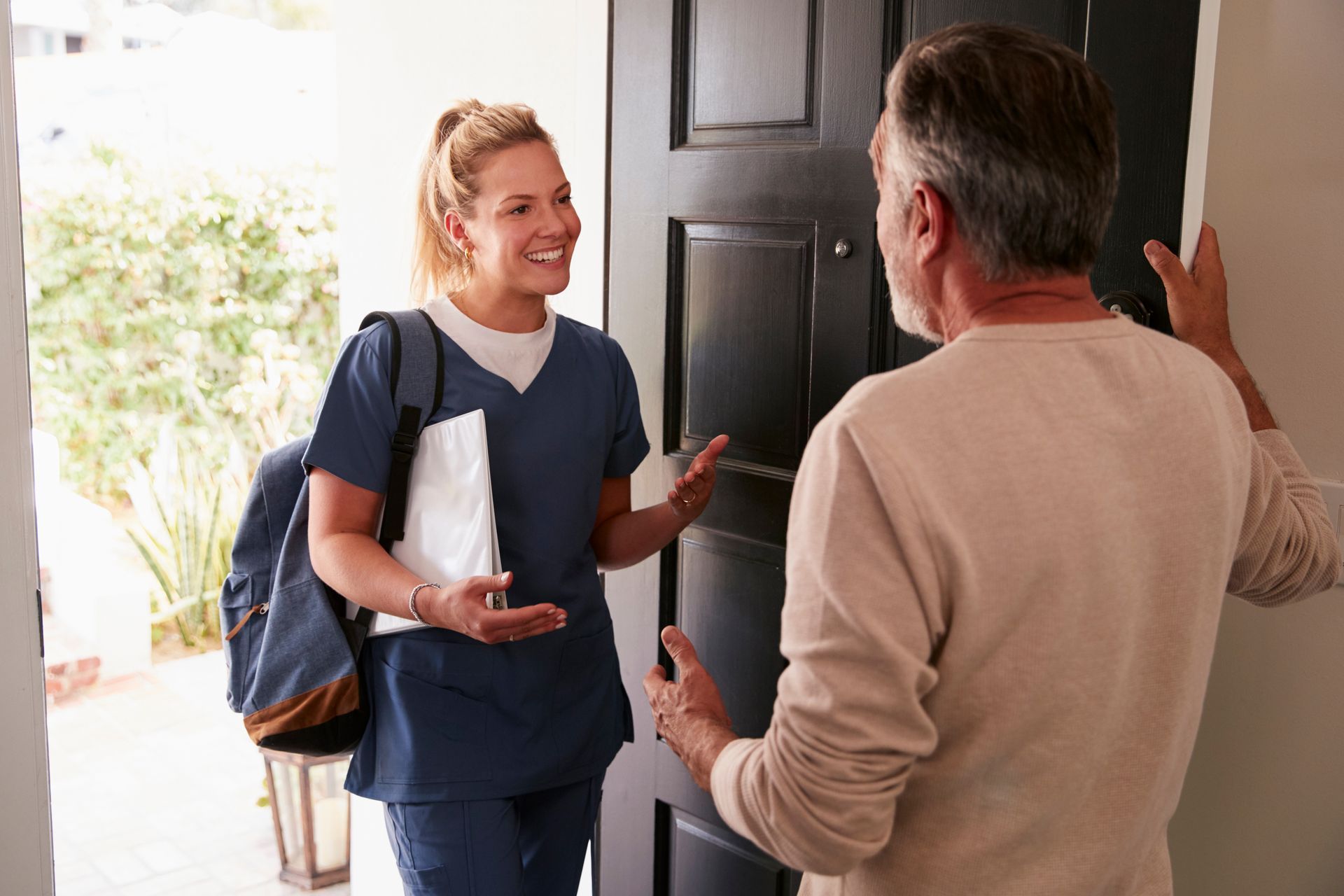Une infirmière arrive chez un patient