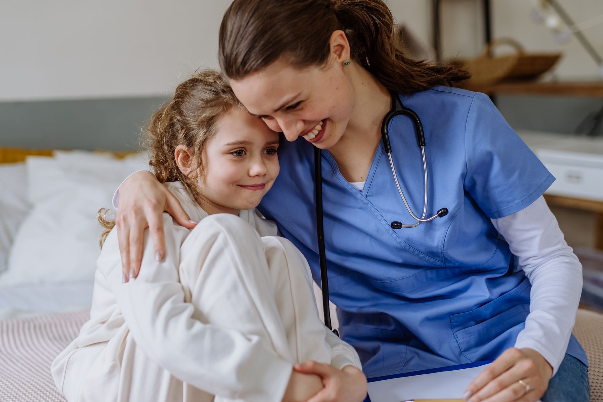 Une infirmière console une petite fille