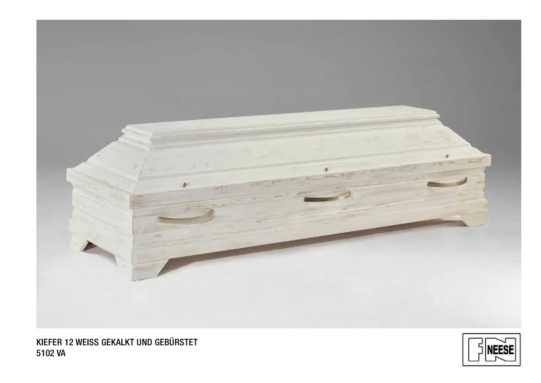 Kiefer-12-Weiss-Gekalkt-und-Gebuerstet | Weißer Holzsarg mit Griffen, abgebildet auf schlichtem grauen Hintergrund.