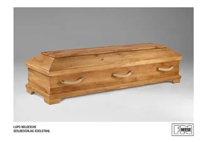 Lupo-Wildeiche-Seilbeschlag-Edelstahl | Holzsarg mit Deckel und goldenen Griffen auf hellgrauem Hintergrund