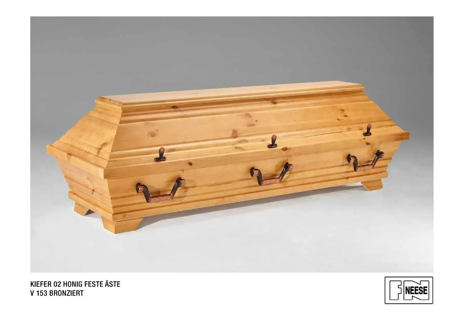 Kiefer-02-Honig-Feste-Aeste-V-153-Bronziert | Heller Holzsarg mit schwarzen Griffen auf grauem Hintergrund