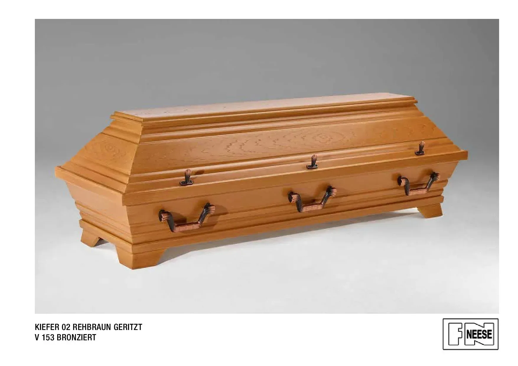 Kiefer-02-Rehbraun-Geritzt-V-153-Bronziert | Heller Holzsarg mit Metallgriffen auf grauem Hintergrund