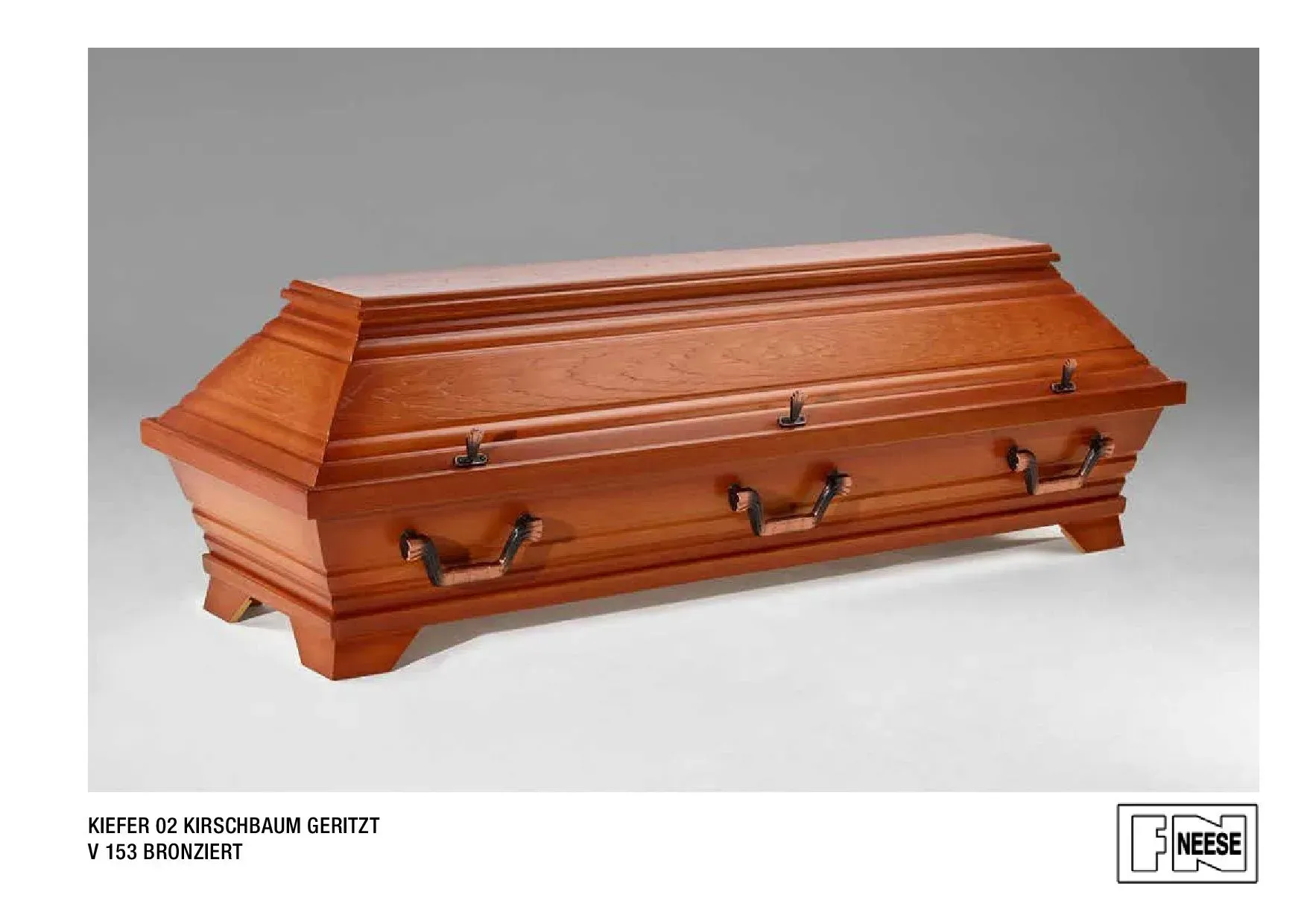 Kiefer-02-Kirschbaum-Geritzt-V-153-Bronziert | Brauner Holzsarg mit silbernen Griffen auf grauem Hintergrund