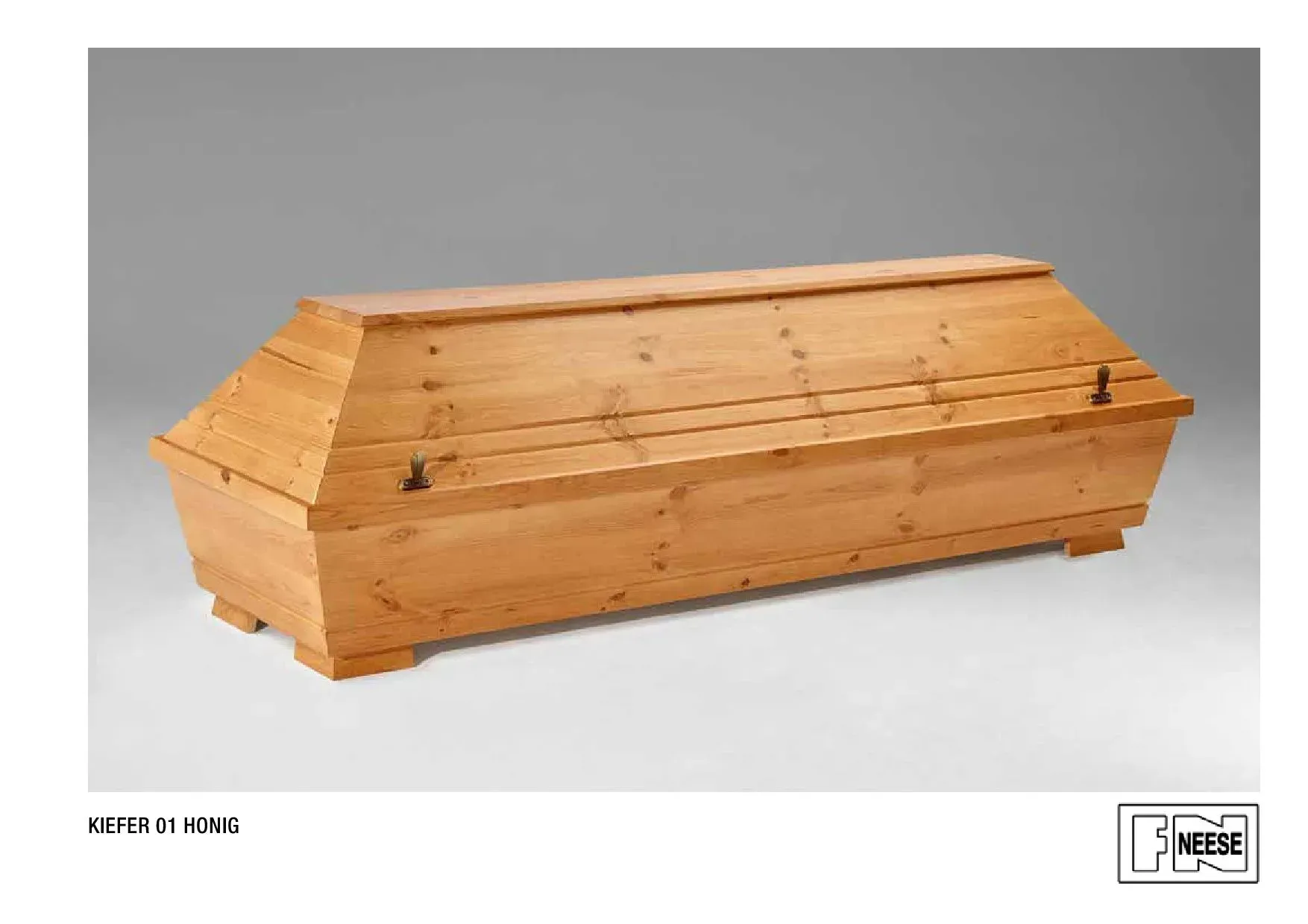 Kiefer-01-Honig | Heller Holzsarg mit schrägem Deckel auf grauem Hintergrund