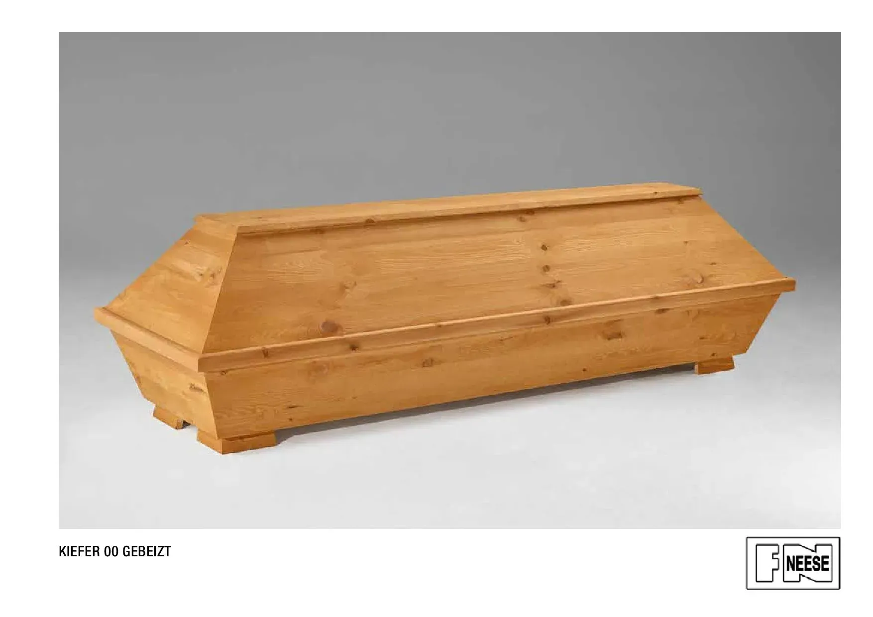 Kiefer-00-Gebeizt | Holzsarg mit Klappdeckel auf grauem Hintergrund