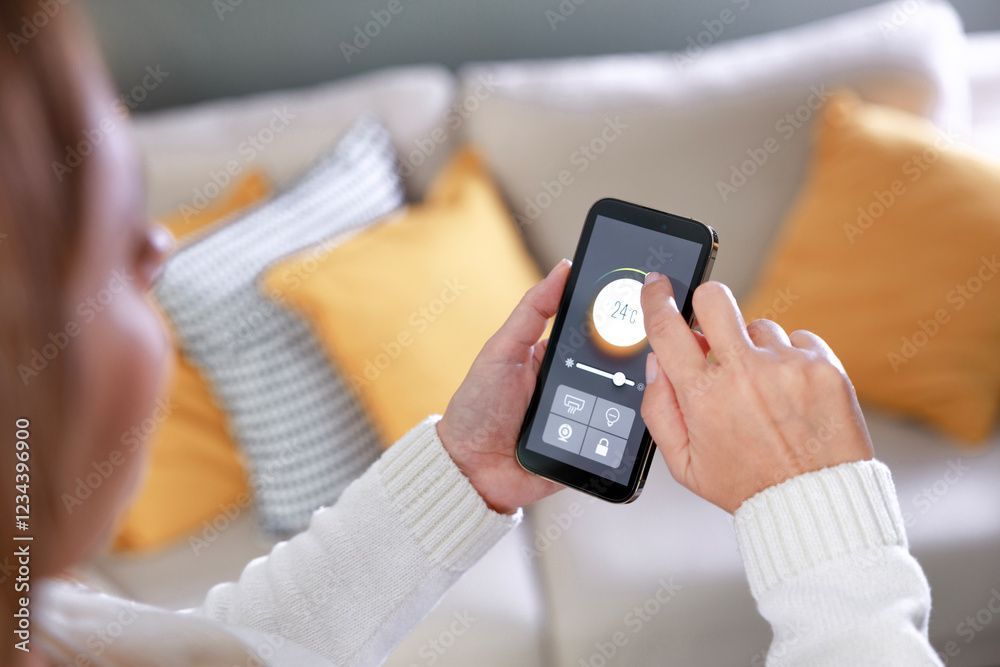 Donna controlla impianto domotico tramite smartphone