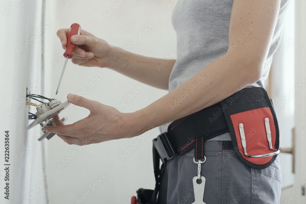 Elettricista svolge riparazioni