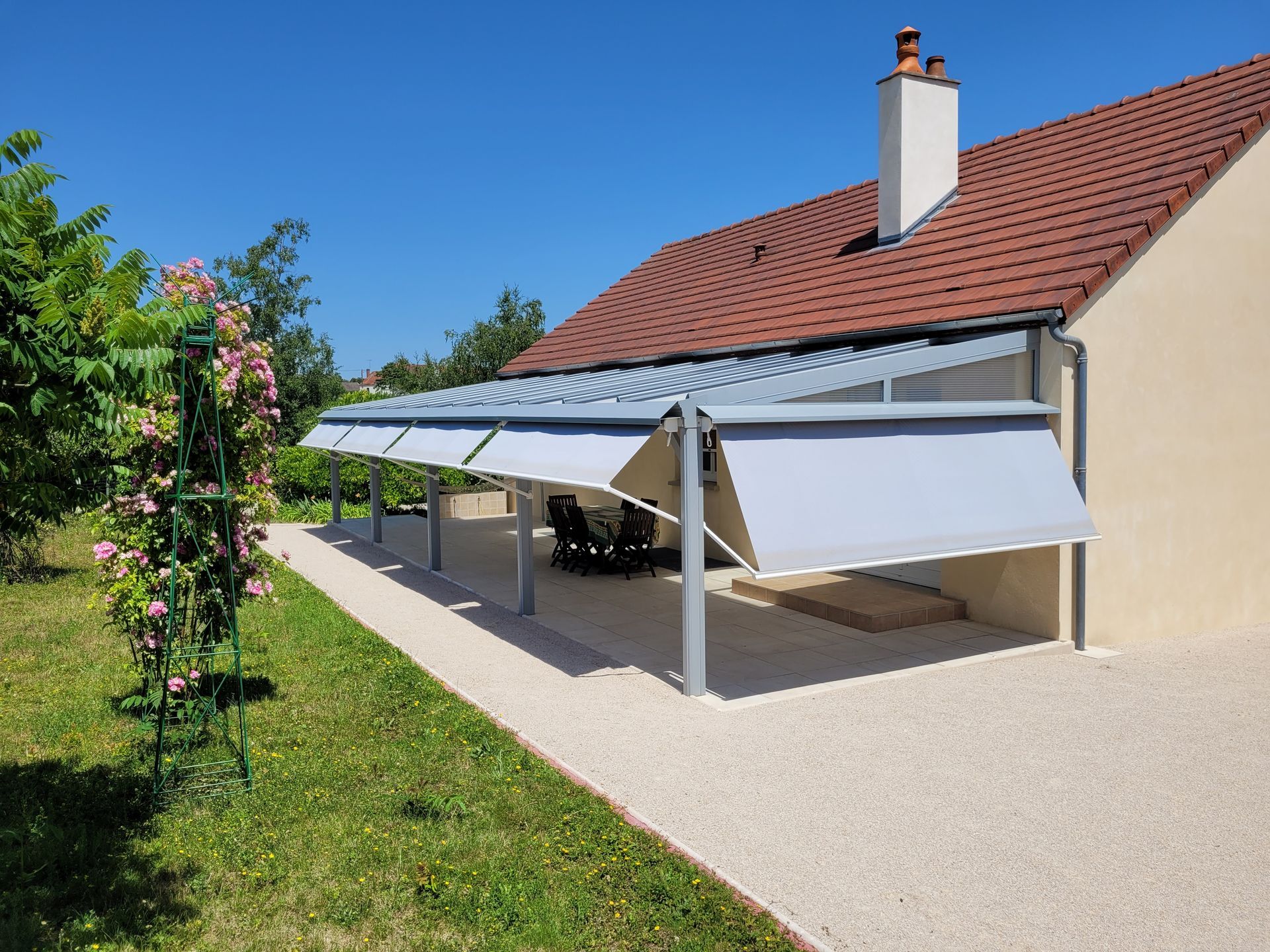 Stores gris clair sur une pergolas