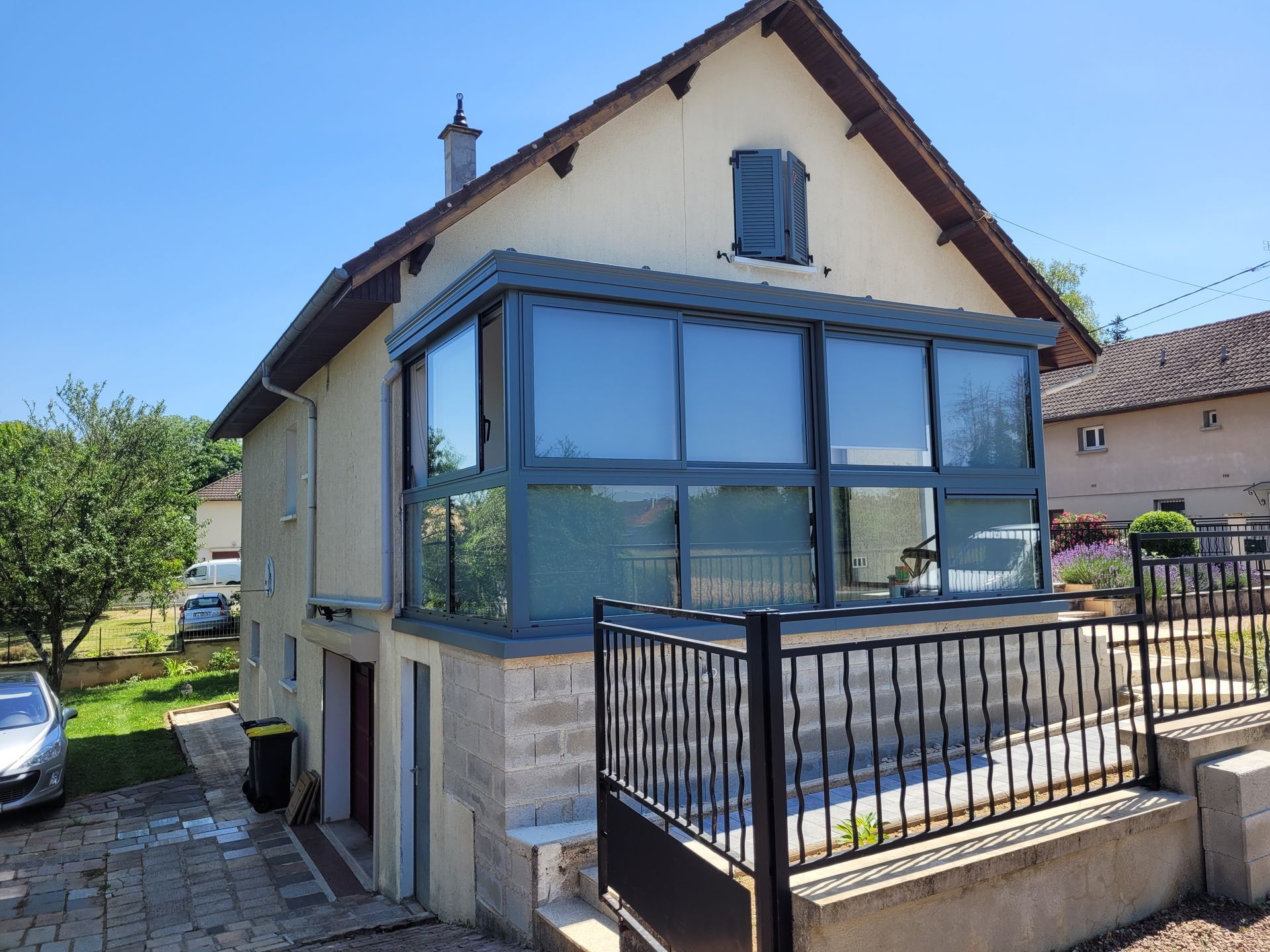 Véranda de couleur gris clair