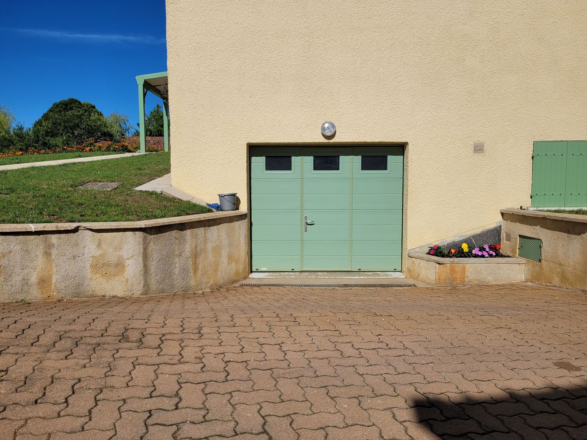 Porte de garage vert clair