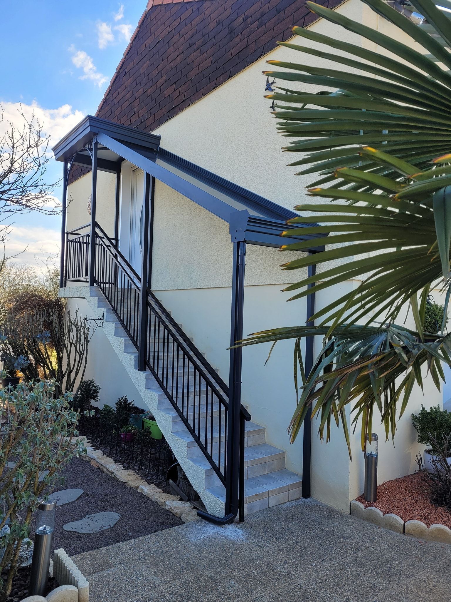 escalier couvert menant à une véranda