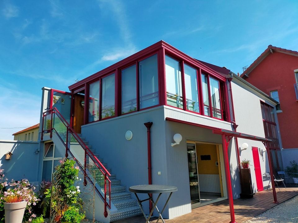 Véranda en aluminium de couleur rouge