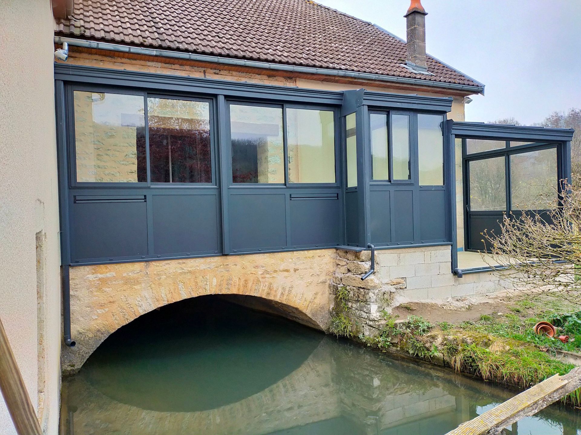 Véranda au-dessus d'un pont