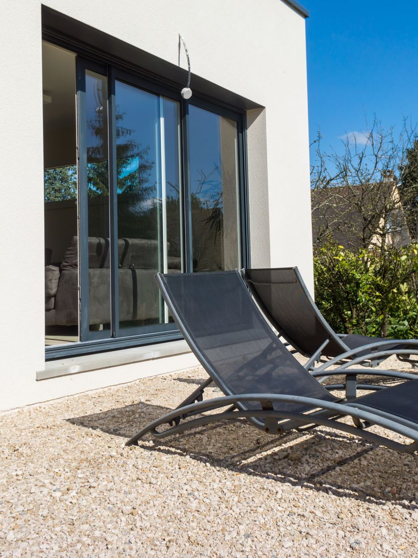 Baie vitrée et transats