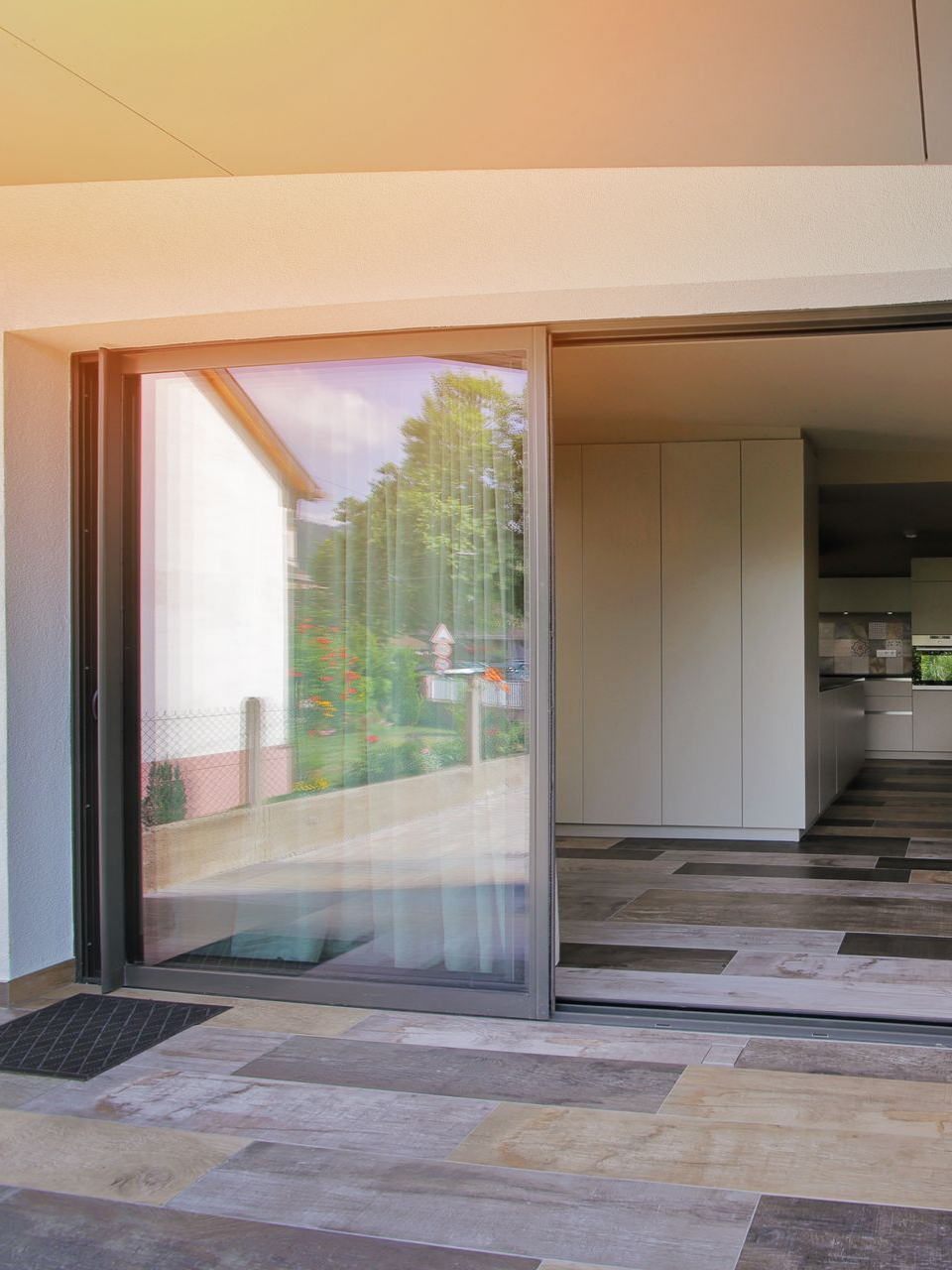 Baie vitrée ouverte sur une cuisine