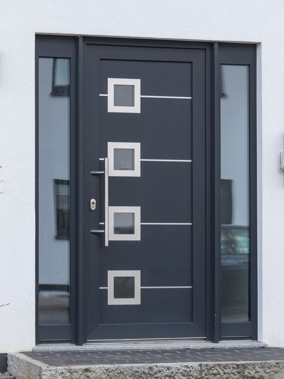 Porte d'entrée avec trois hublots carrés