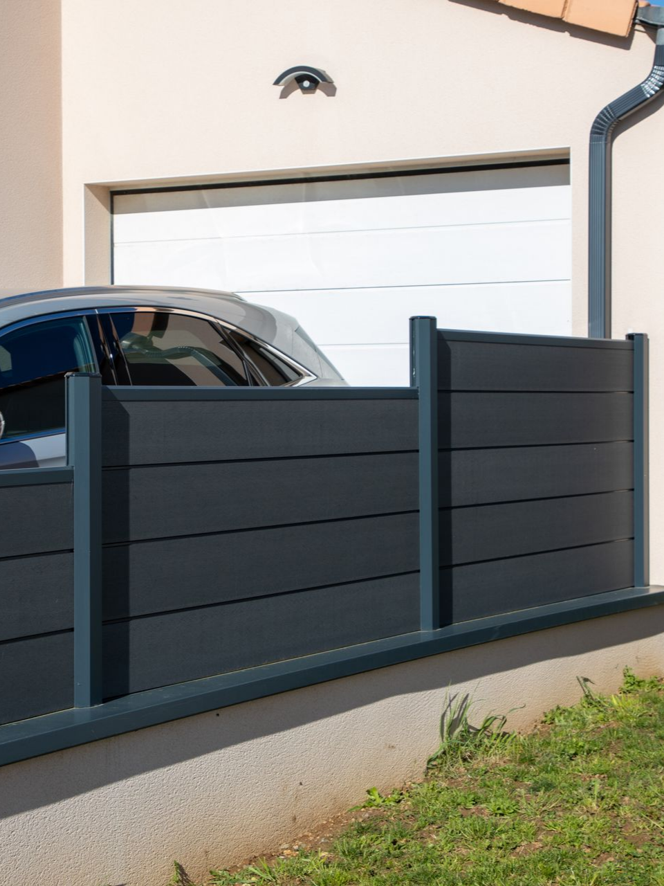 Clôture sur muret à lames pleines gris anthracite