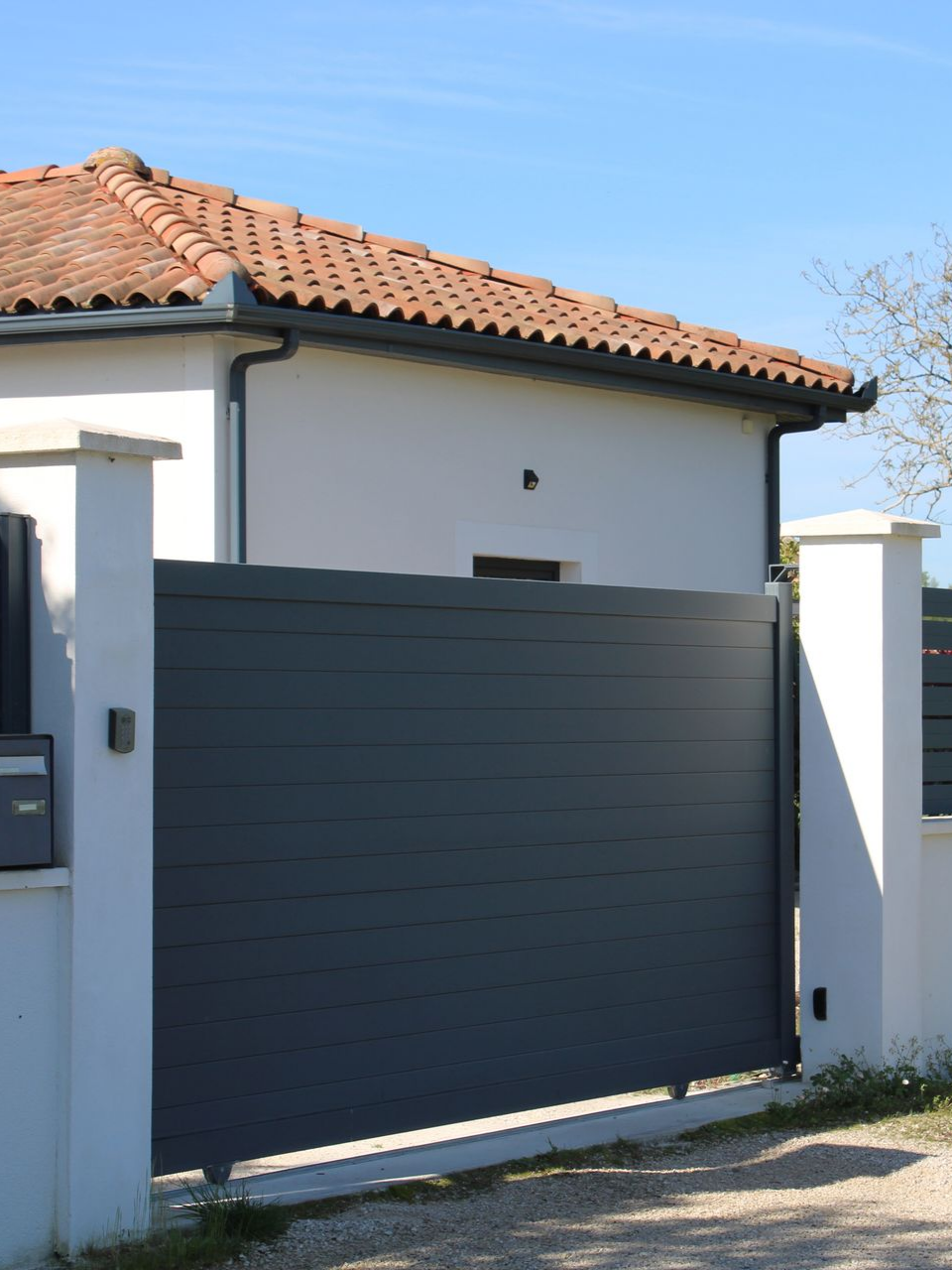 Portail plein motorisé gris anthracite