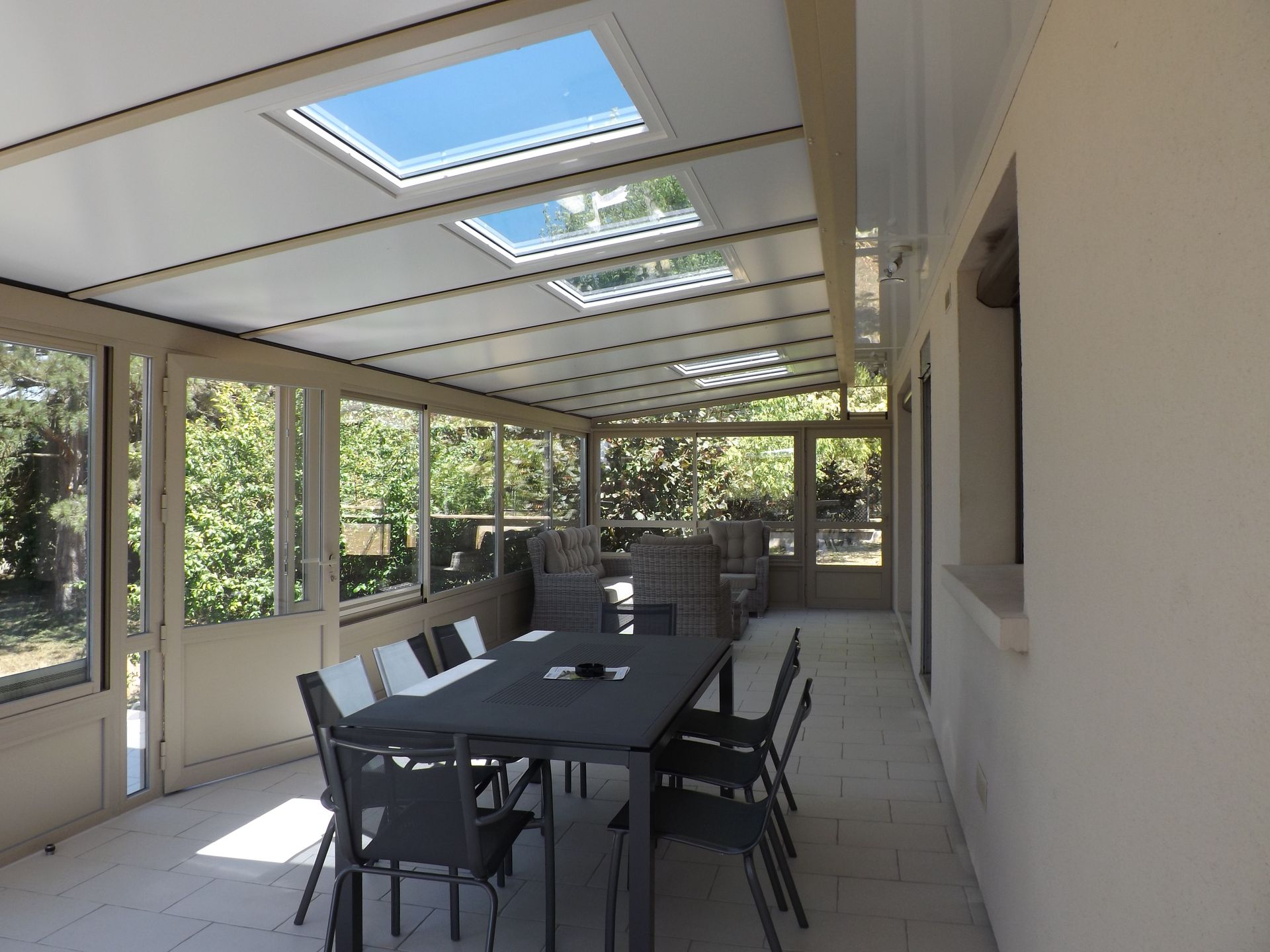 Salon installé dans une véranda blanche