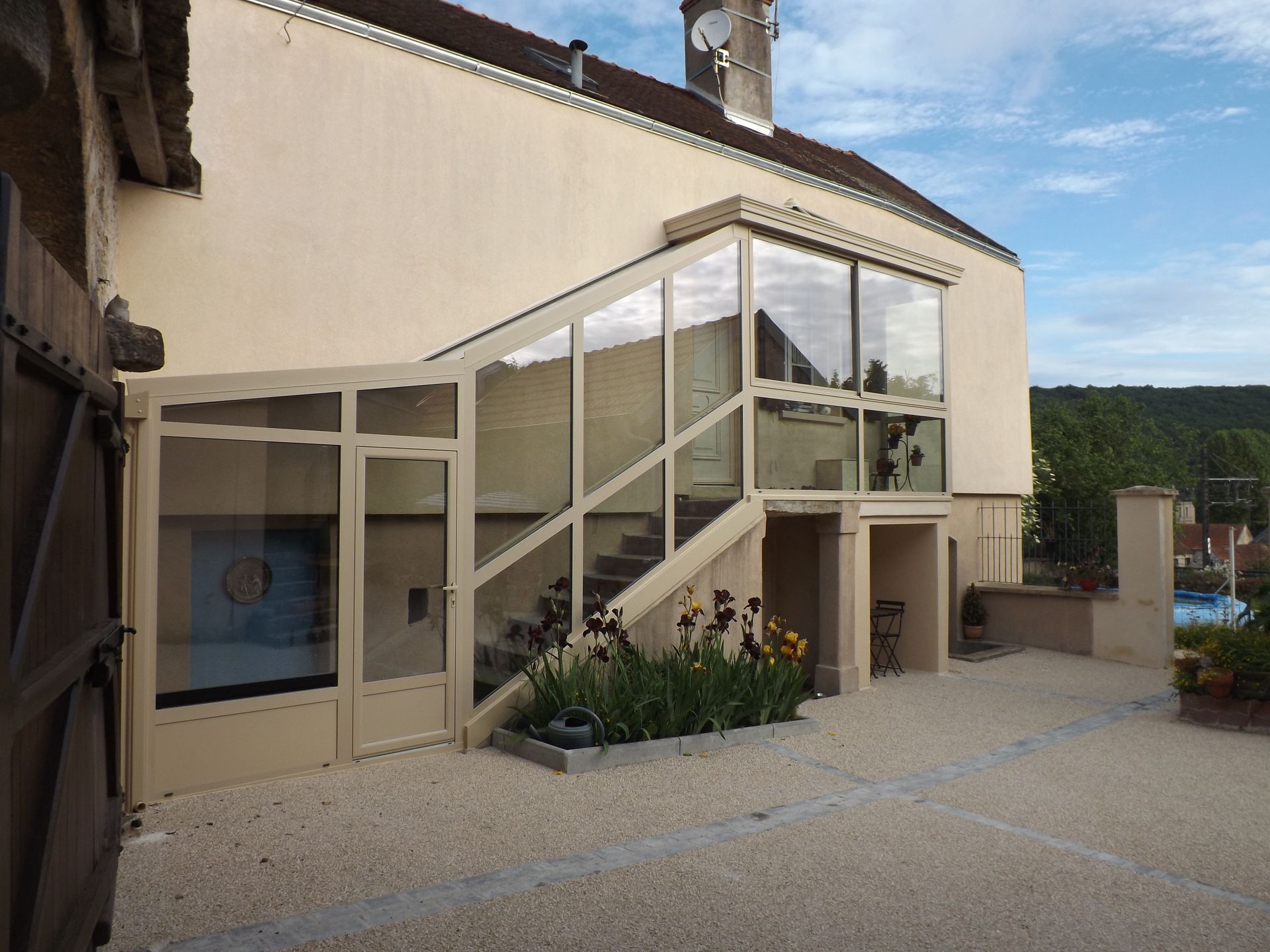 Escaliers couverts en aluminium de couleur beige