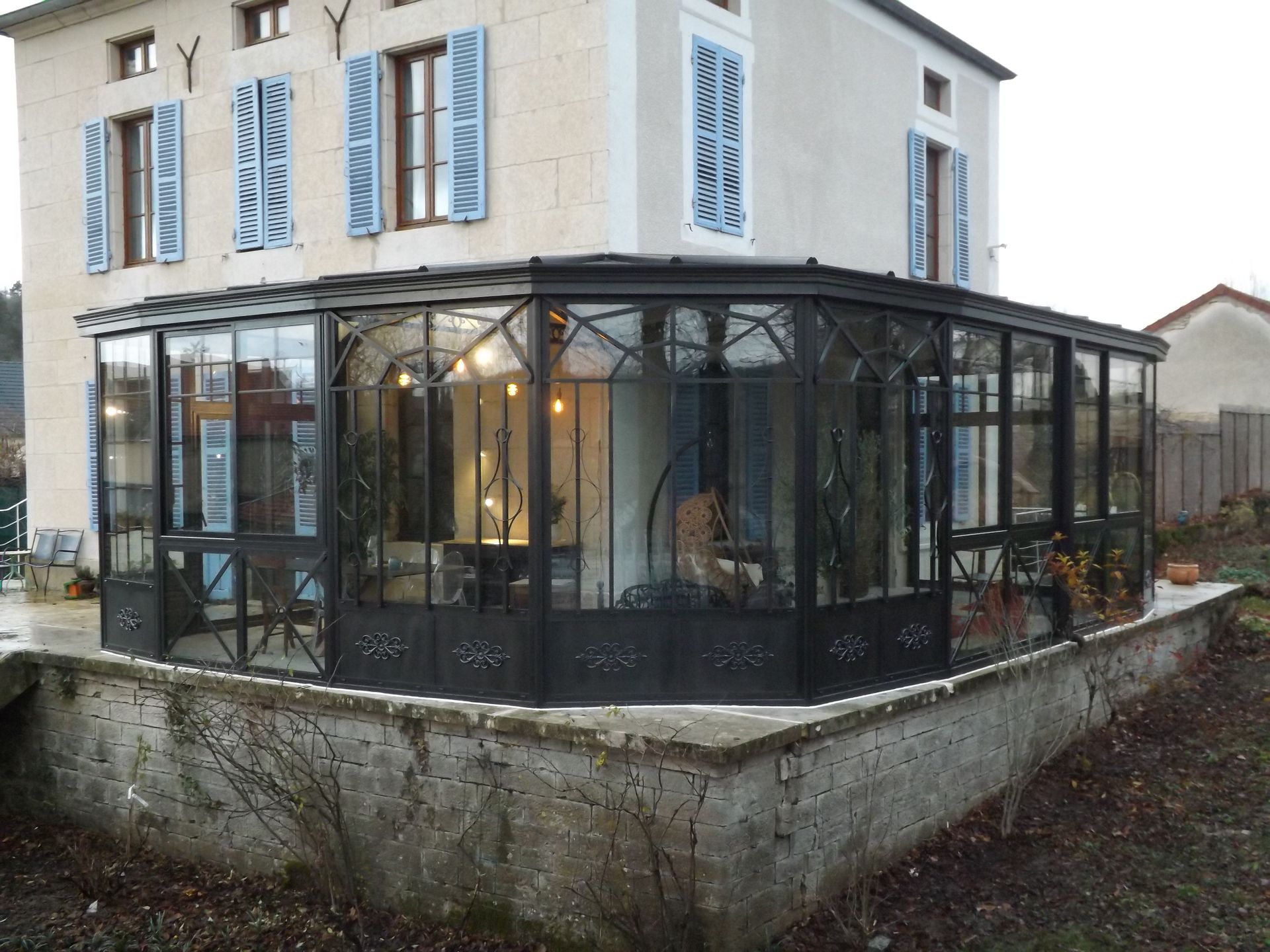 Véranda arrondie autour d'une maison