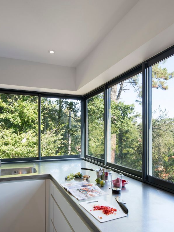 Fenêtres coulissantes dans une cuisine