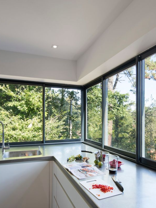 Fenêtres coulissantes le long d'un plan de travail dans une cuisine