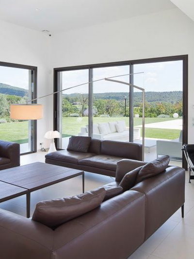 Baie vitrée ouverte entre un salon et une terrasse