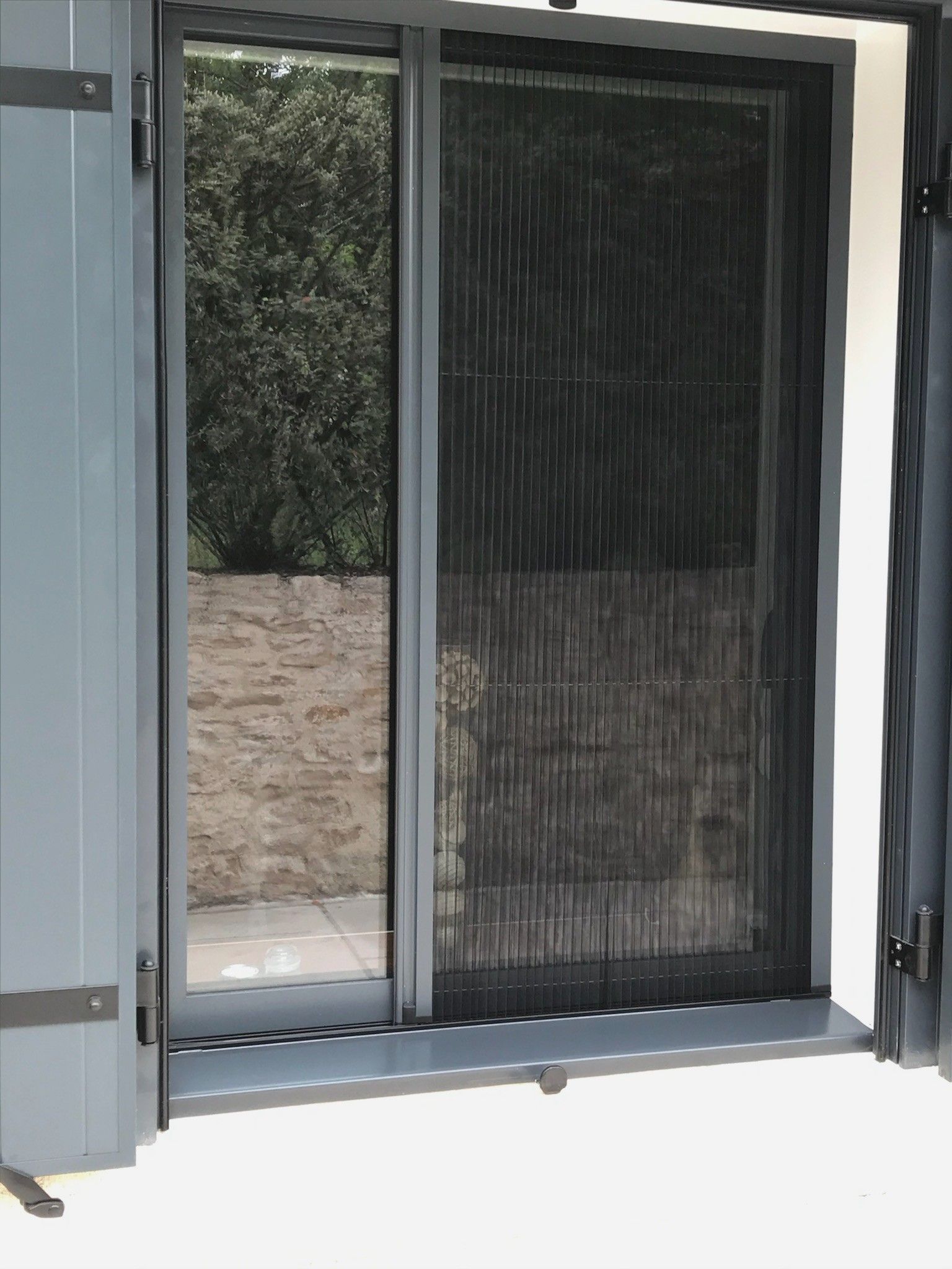 Moustiquaire superposée à une fenêtre