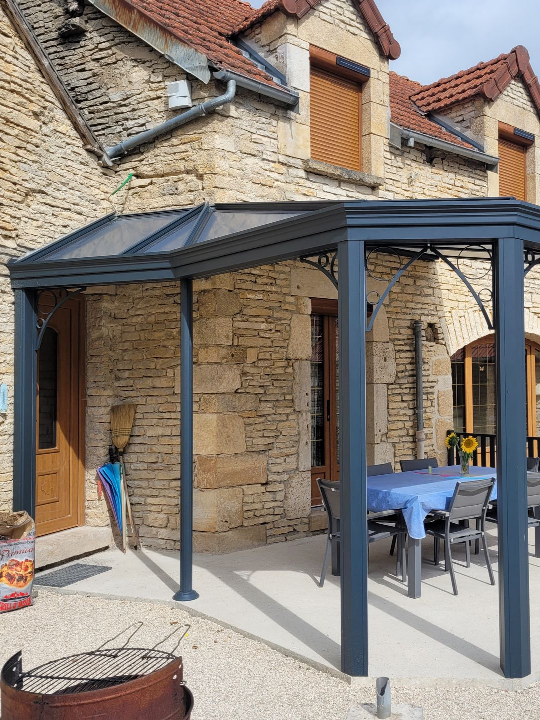 Pergolas adossée à la façade d'une maison