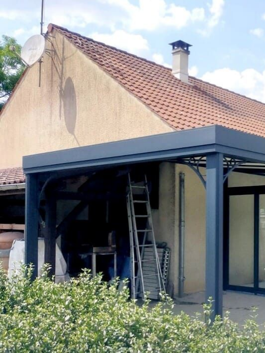 Pergola sur le côté d'une maison