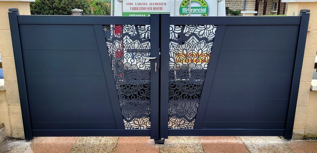 Deux portails en métal gris foncé