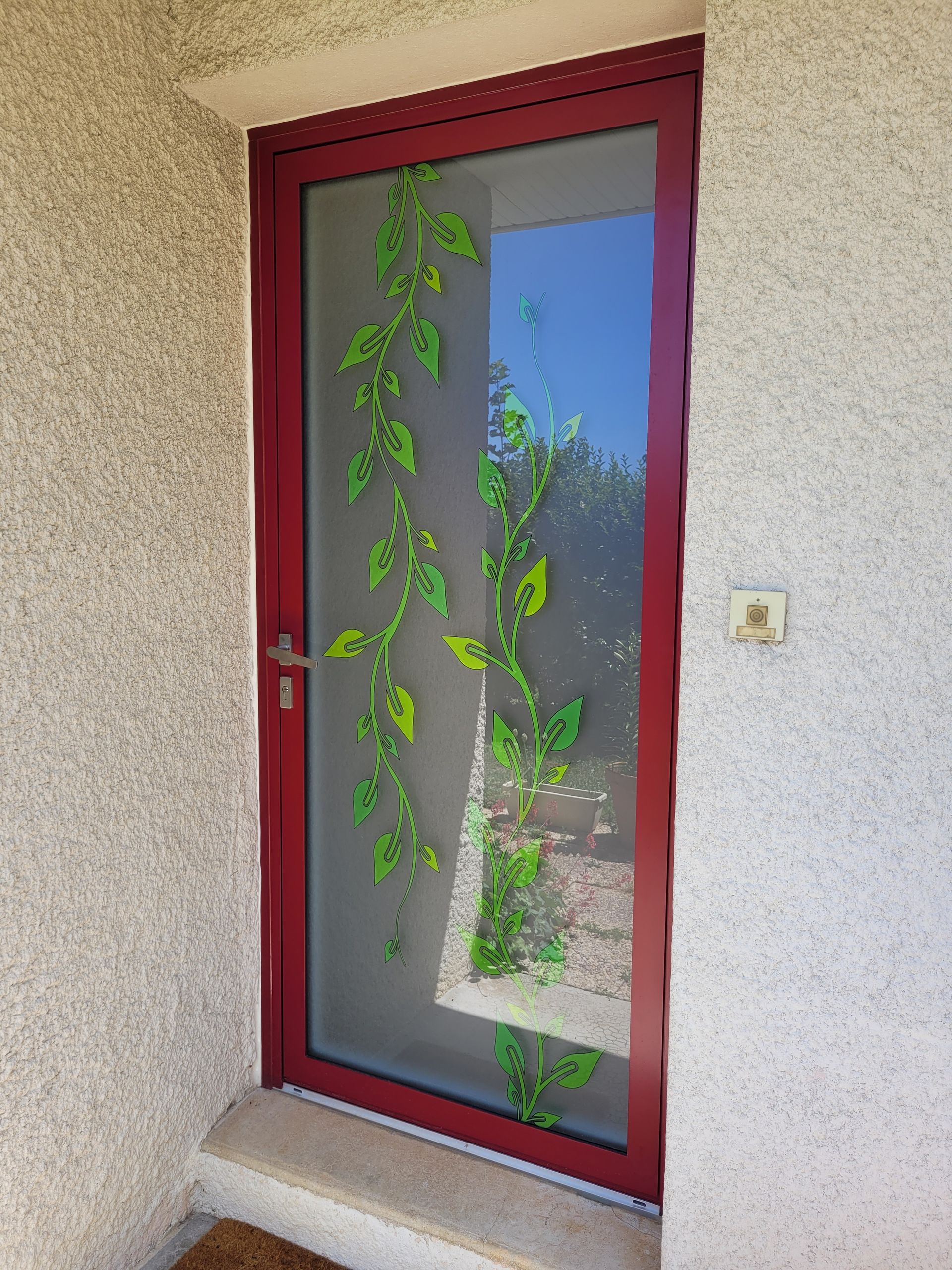 Porte à cadre rouge avec un grand panneau de verre