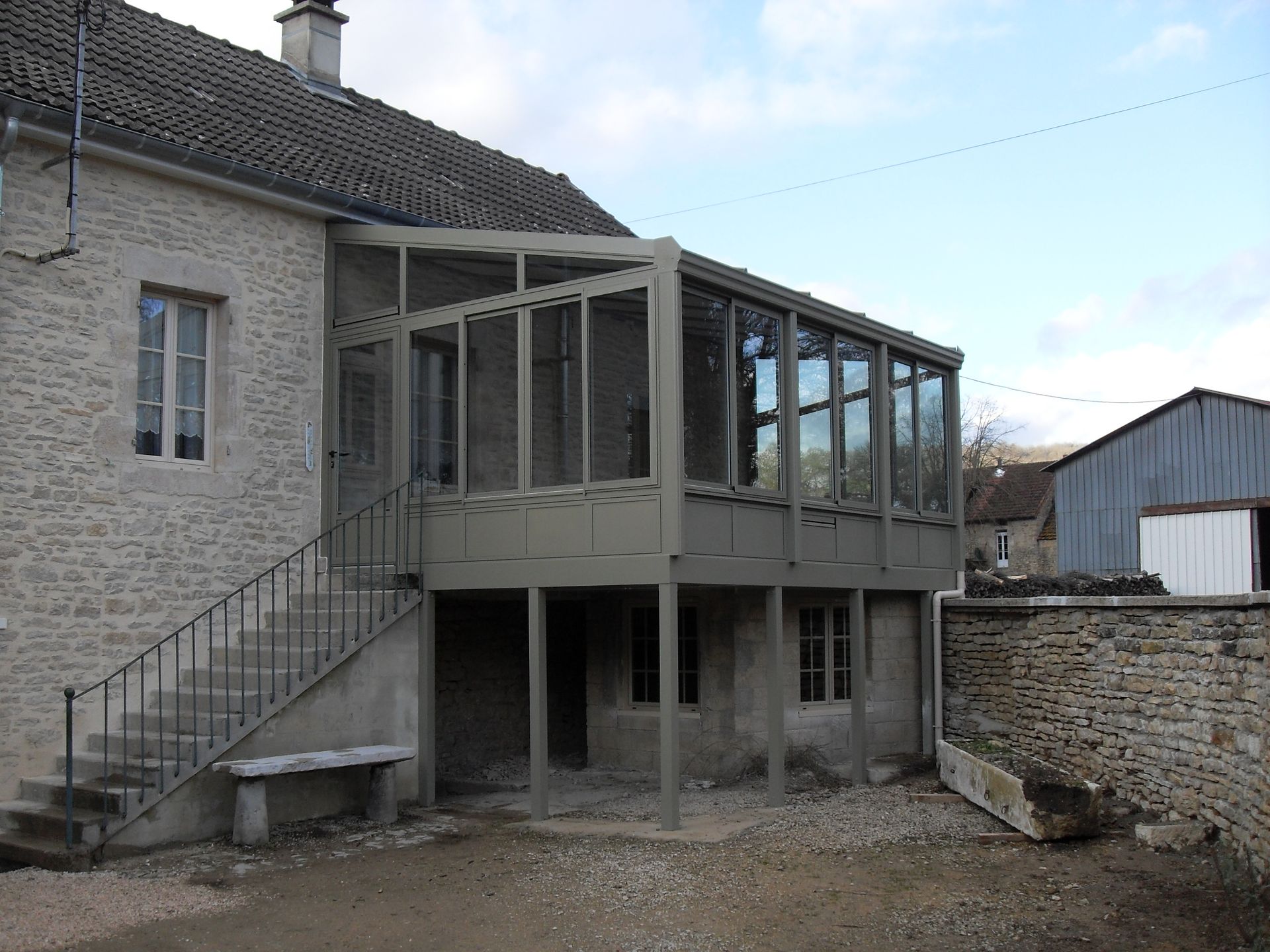 Maison en pierre avec porche surélevé 