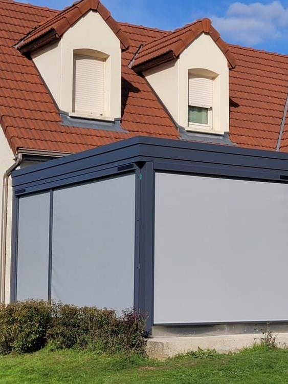 Véranda avec des stores baissés