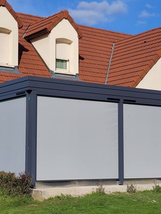 Stores baissés dans une véranda