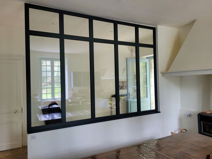 Cloison vitrée à cadre noir