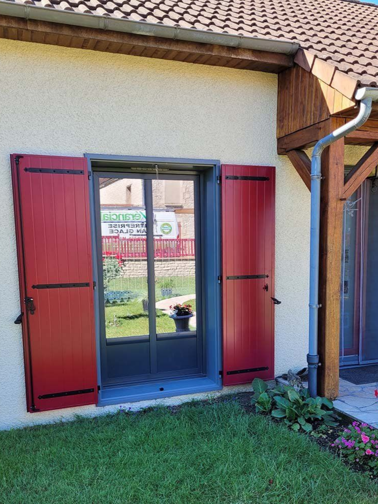 Fenêtre et volets en aluminium rouge