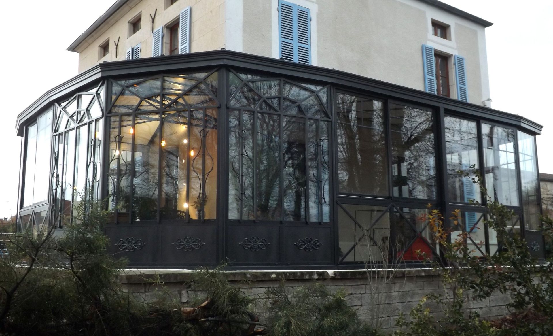 Véranda en verre à cadre noir