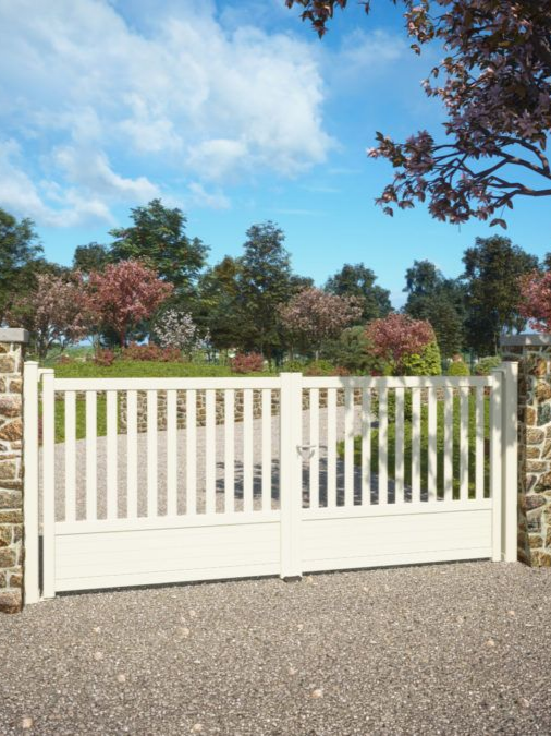 Portail blanc à deux vantaux