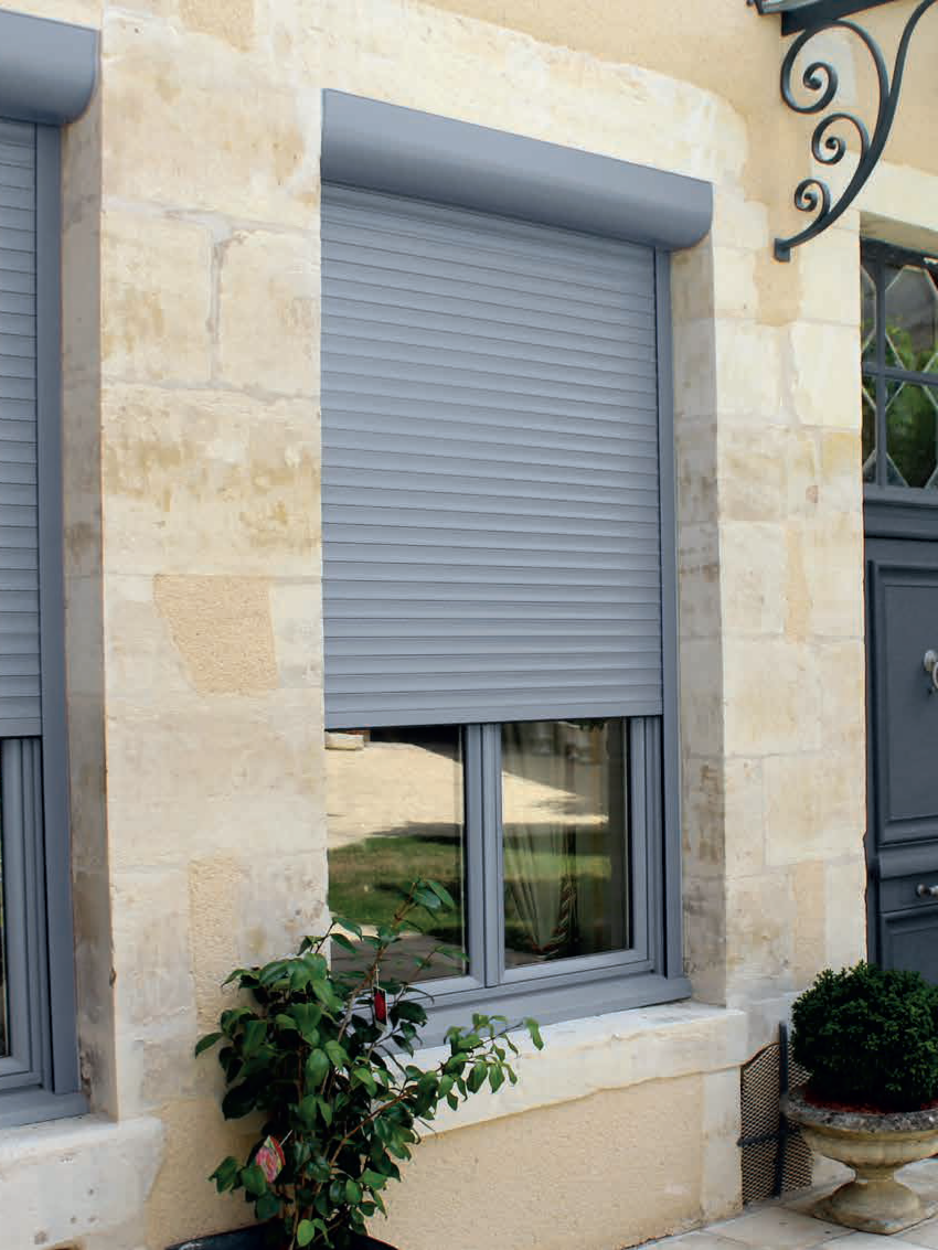 Volets roulants gris en aluminium