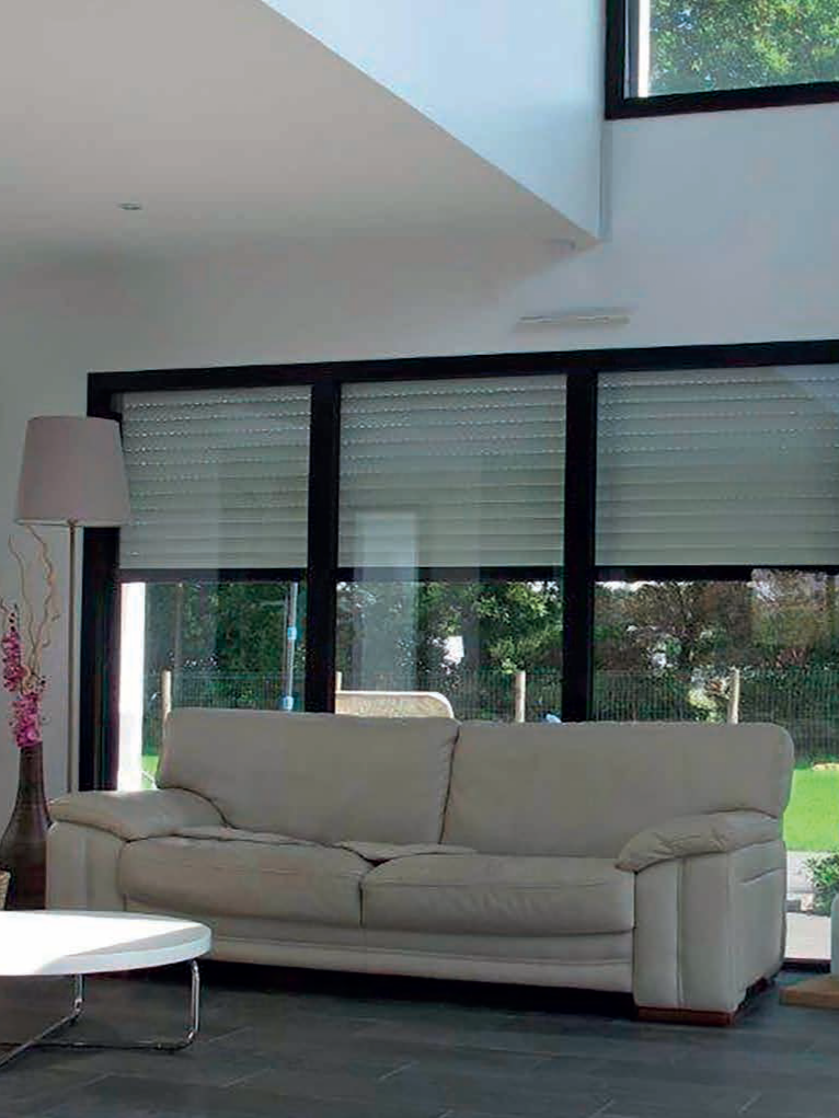 Baie vitrée derrière un canapé
