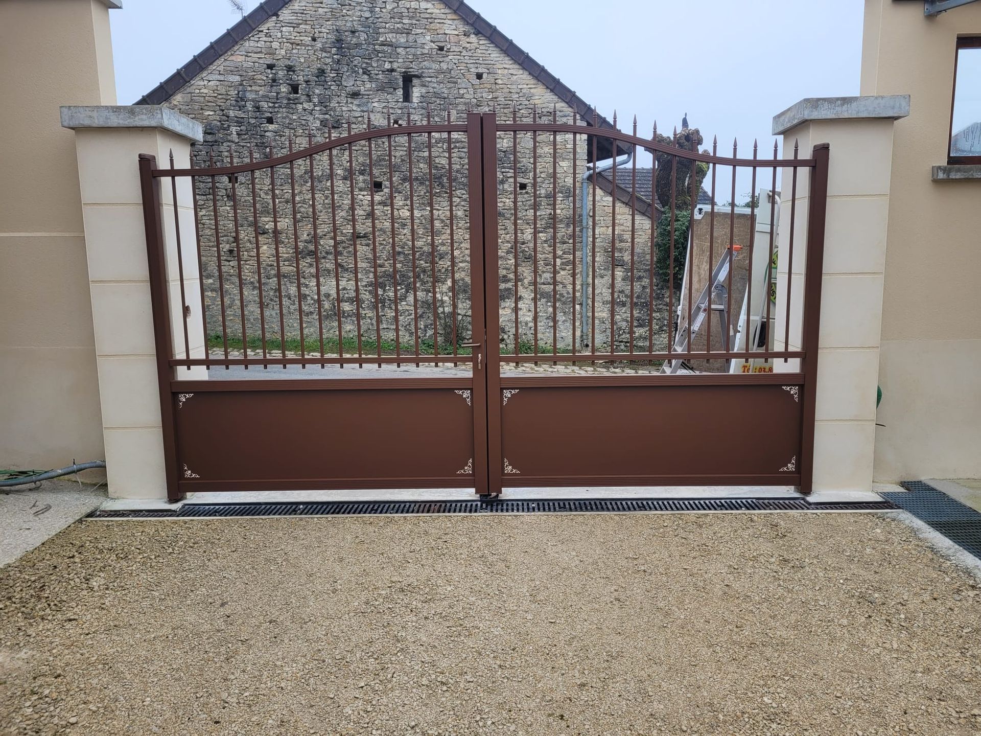 Portail en métal marron avec poteaux assortis