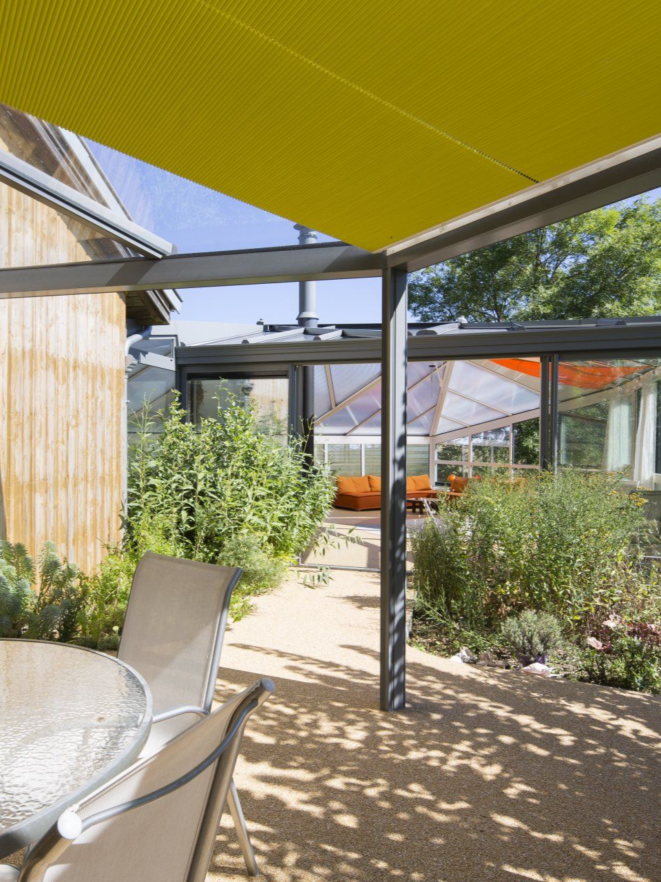 Véranda vue de côté sous une pergola