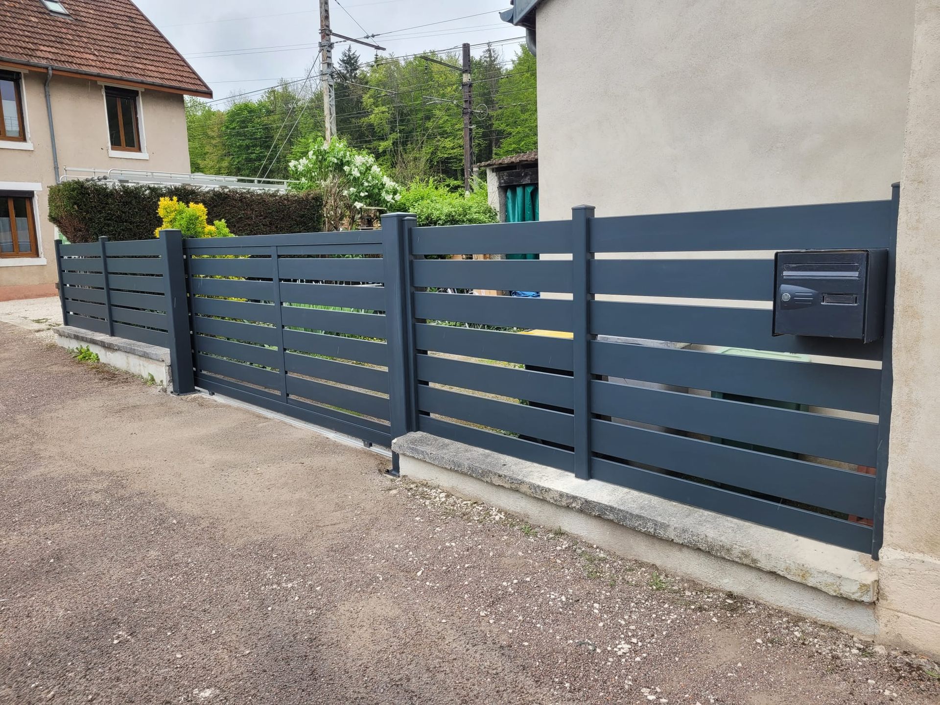 Clôture et portail à lamelles horizontales 